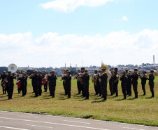 O Exército Brasileiro completa 371 anos em abril. Nesta quarta-feira (17), para celebrar a data, a 5ª Divisão de Exército realizou no Forte Pinheirinho, em Curitiba, uma solenidade militar com apresentação da banda da corporação e desfiles. Também foram entregues Medalhas de Ordem do Mérito Militar e diplomas a 20 civis e militares. O secretário de Estado da Segurança Pública e da Administração Penitenciária, Luiz Felipe Carbonell, participou da solenidade.
Foto Gilson Abreu ANPr