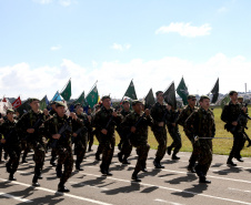 O Exército Brasileiro completa 371 anos em abril. Nesta quarta-feira (17), para celebrar a data, a 5ª Divisão de Exército realizou no Forte Pinheirinho, em Curitiba, uma solenidade militar com apresentação da banda da corporação e desfiles. Também foram entregues Medalhas de Ordem do Mérito Militar e diplomas a 20 civis e militares. O secretário de Estado da Segurança Pública e da Administração Penitenciária, Luiz Felipe Carbonell, participou da solenidade.
Foto Gilson Abreu ANPr