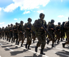 O Exército Brasileiro completa 371 anos em abril. Nesta quarta-feira (17), para celebrar a data, a 5ª Divisão de Exército realizou no Forte Pinheirinho, em Curitiba, uma solenidade militar com apresentação da banda da corporação e desfiles. Também foram entregues Medalhas de Ordem do Mérito Militar e diplomas a 20 civis e militares. O secretário de Estado da Segurança Pública e da Administração Penitenciária, Luiz Felipe Carbonell, participou da solenidade.
Foto Gilson Abreu ANPr