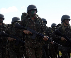 O Exército Brasileiro completa 371 anos em abril. Nesta quarta-feira (17), para celebrar a data, a 5ª Divisão de Exército realizou no Forte Pinheirinho, em Curitiba, uma solenidade militar com apresentação da banda da corporação e desfiles. Também foram entregues Medalhas de Ordem do Mérito Militar e diplomas a 20 civis e militares. O secretário de Estado da Segurança Pública e da Administração Penitenciária, Luiz Felipe Carbonell, participou da solenidade.
Foto Gilson Abreu ANPr