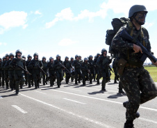 O Exército Brasileiro completa 371 anos em abril. Nesta quarta-feira (17), para celebrar a data, a 5ª Divisão de Exército realizou no Forte Pinheirinho, em Curitiba, uma solenidade militar com apresentação da banda da corporação e desfiles. Também foram entregues Medalhas de Ordem do Mérito Militar e diplomas a 20 civis e militares. O secretário de Estado da Segurança Pública e da Administração Penitenciária, Luiz Felipe Carbonell, participou da solenidade.
Foto Gilson Abreu ANPr