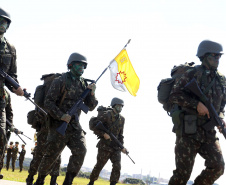 O Exército Brasileiro completa 371 anos em abril. Nesta quarta-feira (17), para celebrar a data, a 5ª Divisão de Exército realizou no Forte Pinheirinho, em Curitiba, uma solenidade militar com apresentação da banda da corporação e desfiles. Também foram entregues Medalhas de Ordem do Mérito Militar e diplomas a 20 civis e militares. O secretário de Estado da Segurança Pública e da Administração Penitenciária, Luiz Felipe Carbonell, participou da solenidade.
Foto Gilson Abreu ANPr