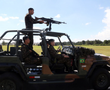 O Exército Brasileiro completa 371 anos em abril. Nesta quarta-feira (17), para celebrar a data, a 5ª Divisão de Exército realizou no Forte Pinheirinho, em Curitiba, uma solenidade militar com apresentação da banda da corporação e desfiles. Também foram entregues Medalhas de Ordem do Mérito Militar e diplomas a 20 civis e militares. O secretário de Estado da Segurança Pública e da Administração Penitenciária, Luiz Felipe Carbonell, participou da solenidade.
Foto Gilson Abreu ANPr