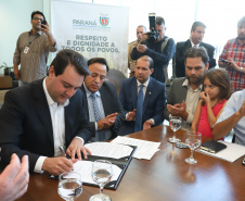 O governador Carlos Massa Ratinho Junior assinou nesta quarta-feira (17), no Palácio Iguaçu, um projeto de lei que propõe a criação do Conselho Estadual dos Povos Indígenas (CEPI-PR), órgão consultivo que será responsável por assegurar a participação dos povos indígenas nas políticas públicas do Estado.  -  Curitiba, 17/04/2019  -  Foto:  Rodrigo Félix Leal/ANPr