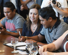 O governador Carlos Massa Ratinho Junior assinou nesta quarta-feira (17), no Palácio Iguaçu, um projeto de lei que propõe a criação do Conselho Estadual dos Povos Indígenas (CEPI-PR), órgão consultivo que será responsável por assegurar a participação dos povos indígenas nas políticas públicas do Estado.  -  Curitiba, 17/04/2019  -  Foto:  Rodrigo Félix Leal/ANPr