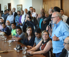 O governador Carlos Massa Ratinho Junior assinou nesta quarta-feira (17), no Palácio Iguaçu, um projeto de lei que propõe a criação do Conselho Estadual dos Povos Indígenas (CEPI-PR), órgão consultivo que será responsável por assegurar a participação dos povos indígenas nas políticas públicas do Estado.  -  Curitiba, 17/04/2019  -  Foto:  Rodrigo Félix Leal/ANPr
