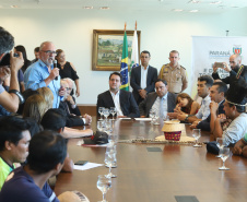 O governador Carlos Massa Ratinho Junior assinou nesta quarta-feira (17), no Palácio Iguaçu, um projeto de lei que propõe a criação do Conselho Estadual dos Povos Indígenas (CEPI-PR), órgão consultivo que será responsável por assegurar a participação dos povos indígenas nas políticas públicas do Estado.  -  Curitiba, 17/04/2019  -  Foto:  Rodrigo Félix Leal/ANPr