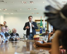 O governador Carlos Massa Ratinho Junior assinou nesta quarta-feira (17), no Palácio Iguaçu, um projeto de lei que propõe a criação do Conselho Estadual dos Povos Indígenas (CEPI-PR), órgão consultivo que será responsável por assegurar a participação dos povos indígenas nas políticas públicas do Estado.  -  Curitiba, 17/04/2019  -  Foto:  Rodrigo Félix Leal/ANPr