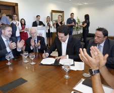 O governador Carlos Massa Ratinho Junior assina projeto de lei, a ser enviado à Assembleia Legislativa, propondo a criação do Conselho Estadual dos Povos Indígenas do Paraná. Presentes na solenidade: superintendente geral de diálogo e interação social Mauro Rockenbach, caciques, deputados, entre outros.Curitiba, 17-04-19.Foto: Arnaldo Alves / ANPr.
