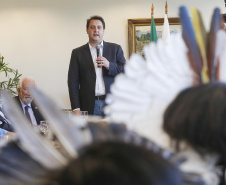 O governador Carlos Massa Ratinho Junior assina projeto de lei, a ser enviado à Assembleia Legislativa, propondo a criação do Conselho Estadual dos Povos Indígenas do Paraná. Presentes na solenidade: superintendente geral de diálogo e interação social Mauro Rockenbach, caciques, deputados, entre outros.Curitiba, 17-04-19.Foto: Arnaldo Alves / ANPr.