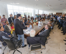 O governador Carlos Massa Ratinho Junior assina projeto de lei, a ser enviado à Assembleia Legislativa, propondo a criação do Conselho Estadual dos Povos Indígenas do Paraná. Presentes na solenidade: superintendente geral de diálogo e interação social Mauro Rockenbach, caciques, deputados, entre outros.Curitiba, 17-04-19.Foto: Arnaldo Alves / ANPr.