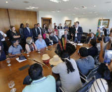 O governador Carlos Massa Ratinho Junior assina projeto de lei, a ser enviado à Assembleia Legislativa, propondo a criação do Conselho Estadual dos Povos Indígenas do Paraná. Presentes na solenidade: superintendente geral de diálogo e interação social Mauro Rockenbach, caciques, deputados, entre outros.Curitiba, 17-04-19.Foto: Arnaldo Alves / ANPr.