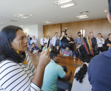 O governador Carlos Massa Ratinho Junior assina projeto de lei, a ser enviado à Assembleia Legislativa, propondo a criação do Conselho Estadual dos Povos Indígenas do Paraná. Presentes na solenidade: superintendente geral de diálogo e interação social Mauro Rockenbach, caciques, deputados, entre outros.Curitiba, 17-04-19.Foto: Arnaldo Alves / ANPr.