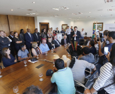 O governador Carlos Massa Ratinho Junior assina projeto de lei, a ser enviado à Assembleia Legislativa, propondo a criação do Conselho Estadual dos Povos Indígenas do Paraná. Presentes na solenidade: superintendente geral de diálogo e interação social Mauro Rockenbach, caciques, deputados, entre outros.Curitiba, 17-04-19.Foto: Arnaldo Alves / ANPr.