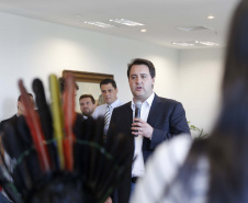 O governador Carlos Massa Ratinho Junior assina projeto de lei, a ser enviado à Assembleia Legislativa, propondo a criação do Conselho Estadual dos Povos Indígenas do Paraná. Presentes na solenidade: superintendente geral de diálogo e interação social Mauro Rockenbach, caciques, deputados, entre outros.Curitiba, 17-04-19.Foto: Arnaldo Alves / ANPr.