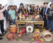 O governador Carlos Massa Ratinho Junior assinou nesta quarta-feira (17), no Palácio Iguaçu, um projeto de lei que propõe a criação do Conselho Estadual dos Povos Indígenas (CEPI-PR), órgão consultivo que será responsável por assegurar a participação dos povos indígenas nas políticas públicas do Estado. - .Curitiba, 17-04-19.Foto: Arnaldo Alves / ANPr.