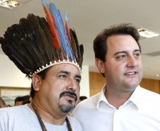 O governador Carlos Massa Ratinho Junior assina projeto de lei, a ser enviado à Assembleia Legislativa, propondo a criação do Conselho Estadual dos Povos Indígenas do Paraná. Presentes na solenidade: superintendente geral de diálogo e interação social Mauro Rockenbach, caciques, deputados, entre outros.Curitiba, 17-04-19.Foto: Arnaldo Alves / ANPr.