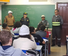 Nos 100 primeiros dias de gestão, o Departamento de Trânsito do Paraná (Detran-PR) priorizou reduzir custos, desburocratizar os serviços oferecidos aos cidadãos e dar enfoque à educação no trânsito, que será o mote desta gestão. A economia no período chega a R$ 12,9 milhões. As ações incluem a revogação, revisão e redução de contratos, licitações não viabilizadas, além de cortes nos gastos com a folha de pagamento. Foto: DetranPR