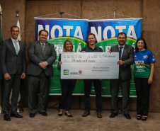 O Governo do Estado entrega os três principais prêmios do sorteio de Abril do programa Nota Paraná, de R$ 20 mil, R$ 30 mil e R$ 50 mil. A solenidade de premiação acontece na Secretaria de Estado da Fazenda, em Curitiba nesta quarta-feira (17).   Curitiba, 17/04/2019 -  Foto: Geraldo Bubniak/ANPr