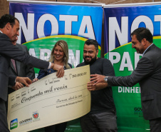 O Governo do Estado entrega os três principais prêmios do sorteio de Abril do programa Nota Paraná, de R$ 20 mil, R$ 30 mil e R$ 50 mil. A solenidade de premiação acontece na Secretaria de Estado da Fazenda, em Curitiba nesta quarta-feira (17).   Curitiba, 17/04/2019 -  Foto: Geraldo Bubniak/ANPr