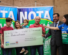 O Governo do Estado entrega os três principais prêmios do sorteio de Abril do programa Nota Paraná, de R$ 20 mil, R$ 30 mil e R$ 50 mil. A solenidade de premiação acontece na Secretaria de Estado da Fazenda, em Curitiba nesta quarta-feira (17).   Curitiba, 17/04/2019 -  Foto: Geraldo Bubniak/ANPr