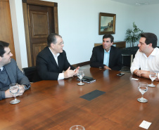 O governador Carlos Massa Ratinho Junior e o presidente da J.Macêdo, Walter Faria Junior, oficializaram nesta quinta-feira (18) a adesão da empresa ao programa Paraná Competitivo e investimentos de R$ 500 milhões em um complexo industrial de manipulação de trigo em Londrina, no Norte do Estado. Foto: Rodrigo Felix Leal/ANPr
