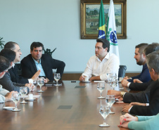 O governador Carlos Massa Ratinho Junior e o presidente da J.Macêdo, Walter Faria Junior, oficializaram nesta quinta-feira (18) a adesão da empresa ao programa Paraná Competitivo e investimentos de R$ 500 milhões em um complexo industrial de manipulação de trigo em Londrina, no Norte do Estado. Foto: Rodrigo Felix Leal/ANPr