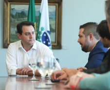 O governador Carlos Massa Ratinho Junior e o presidente da J.Macêdo, Walter Faria Junior, oficializaram nesta quinta-feira (18) a adesão da empresa ao programa Paraná Competitivo e investimentos de R$ 500 milhões em um complexo industrial de manipulação de trigo em Londrina, no Norte do Estado. Foto: Rodrigo Felix Leal/ANPr