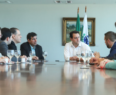 O governador Carlos Massa Ratinho Junior e o presidente da J.Macêdo, Walter Faria Junior, oficializaram nesta quinta-feira (18) a adesão da empresa ao programa Paraná Competitivo e investimentos de R$ 500 milhões em um complexo industrial de manipulação de trigo em Londrina, no Norte do Estado. Foto: Rodrigo Felix Leal/ANPr