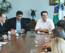 O governador Carlos Massa Ratinho Junior e o presidente da J.Macêdo, Walter Faria Junior, oficializaram nesta quinta-feira (18) a adesão da empresa ao programa Paraná Competitivo e investimentos de R$ 500 milhões em um complexo industrial de manipulação de trigo em Londrina, no Norte do Estado. Foto: Rodrigo Felix Leal/ANPr