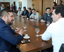 O governador Carlos Massa Ratinho Junior e o presidente da J.Macêdo, Walter Faria Junior, oficializaram nesta quinta-feira (18) a adesão da empresa ao programa Paraná Competitivo e investimentos de R$ 500 milhões em um complexo industrial de manipulação de trigo em Londrina, no Norte do Estado. Foto: Rodrigo Felix Leal/ANPr