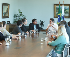 O governador Carlos Massa Ratinho Junior e o presidente da J.Macêdo, Walter Faria Junior, oficializaram nesta quinta-feira (18) a adesão da empresa ao programa Paraná Competitivo e investimentos de R$ 500 milhões em um complexo industrial de manipulação de trigo em Londrina, no Norte do Estado. Foto: Rodrigo Felix Leal/ANPr