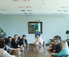 O governador Carlos Massa Ratinho Junior e o presidente da J.Macêdo, Walter Faria Junior, oficializaram nesta quinta-feira (18) a adesão da empresa ao programa Paraná Competitivo e investimentos de R$ 500 milhões em um complexo industrial de manipulação de trigo em Londrina, no Norte do Estado. Foto: Rodrigo Felix Leal/ANPr