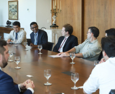 O governador Carlos Massa Ratinho Junior e o presidente da J.Macêdo, Walter Faria Junior, oficializaram nesta quinta-feira (18) a adesão da empresa ao programa Paraná Competitivo e investimentos de R$ 500 milhões em um complexo industrial de manipulação de trigo em Londrina, no Norte do Estado. Foto: Rodrigo Felix Leal/ANPr