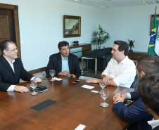 O governador Carlos Massa Ratinho Junior e o presidente da J.Macêdo, Walter Faria Junior, oficializaram nesta quinta-feira (18) a adesão da empresa ao programa Paraná Competitivo e investimentos de R$ 500 milhões em um complexo industrial de manipulação de trigo em Londrina, no Norte do Estado. Foto: Rodrigo Felix Leal/ANPr