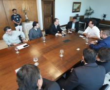 O governador Carlos Massa Ratinho Junior e o presidente da J.Macêdo, Walter Faria Junior, oficializaram nesta quinta-feira (18) a adesão da empresa ao programa Paraná Competitivo e investimentos de R$ 500 milhões em um complexo industrial de manipulação de trigo em Londrina, no Norte do Estado. Foto: Rodrigo Felix Leal/ANPr