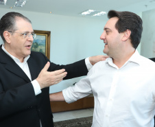 O governador Carlos Massa Ratinho Junior e o presidente da J.Macêdo, Walter Faria Junior, oficializaram nesta quinta-feira (18) a adesão da empresa ao programa Paraná Competitivo e investimentos de R$ 500 milhões em um complexo industrial de manipulação de trigo em Londrina, no Norte do Estado. Foto: Rodrigo Felix Leal/ANPr