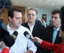 O governador Carlos Massa Ratinho Junior e o presidente da J.Macêdo, Walter Faria Junior, oficializaram nesta quinta-feira (18) a adesão da empresa ao programa Paraná Competitivo e investimentos de R$ 500 milhões em um complexo industrial de manipulação de trigo em Londrina, no Norte do Estado. Foto: Rodrigo Felix Leal/ANPr