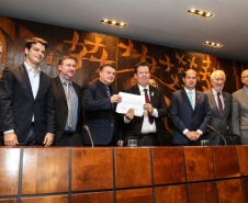 O governador em exercício Darci Piana afirmou nesta terça-feira (12), na posse do novo presidente da Associação dos Municípios do Paraná (AMP), que o Governo enxugou a máquina pública para potencializar os investimentos nos municípios nos próximos anos. Curitiba, 23/04/2019 -  Foto: Geraldo Bubniak/ANPr