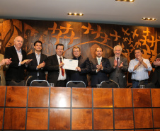 O governador em exercício Darci Piana afirmou nesta terça-feira (12), na posse do novo presidente da Associação dos Municípios do Paraná (AMP), que o Governo enxugou a máquina pública para potencializar os investimentos nos municípios nos próximos anos. Curitiba, 23/04/2019 -  Foto: Geraldo Bubniak/ANPr