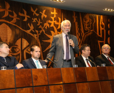 O governador em exercício Darci Piana afirmou nesta terça-feira (12), na posse do novo presidente da Associação dos Municípios do Paraná (AMP), que o Governo enxugou a máquina pública para potencializar os investimentos nos municípios nos próximos anos. Curitiba, 23/04/2019 -  Foto: Geraldo Bubniak/ANPr