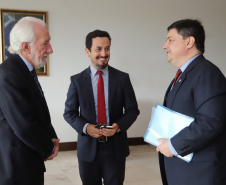 Governador em exercício Darci Piana recebe o  cônsul honorário da Hungria em Curitiba, Marco Aurélio Schetino de Lima.  -  Curitiba, 24/04/2019  -  Foto:  José Fernando Ogura/ANPr