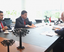 Governador em exercício Darci Piana recebe o  cônsul honorário da Hungria em Curitiba, Marco Aurélio Schetino de Lima.  -  Curitiba, 24/04/2019  -  Foto:  José Fernando Ogura/ANPr