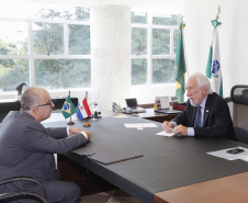 O governador em exercício Darci Piana, recebeu nesta quarta-feira, o Cônsul-Geral e Embaixador da República do Paraguai em Curitiba, Carlos José Fleitas Rodrigues.Curitiba, 24-04-19.Foto: Arnaldo Alves / ANPr.