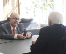 O governador em exercício Darci Piana, recebeu nesta quarta-feira, o Cônsul-Geral e Embaixador da República do Paraguai em Curitiba, Carlos José Fleitas Rodrigues.Curitiba, 24-04-19.Foto: Arnaldo Alves / ANPr.