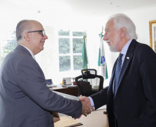 O governador em exercício Darci Piana, recebeu nesta quarta-feira, o Cônsul-Geral e Embaixador da República do Paraguai em Curitiba, Carlos José Fleitas Rodrigues.Curitiba, 24-04-19.Foto: Arnaldo Alves / ANPr.