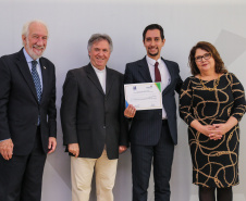 O governador em exercício Darci Piana participa da Posse  dos novos representantes da sociedade civil para a gestão 2019/2021 do O Conselho Estadual do Idoso (CEDI) do Paraná   no Salão de Atos do Palácio Iguaçu,  nesta quarta-feira (24).   Curitiba, 24/04/2019 -  Foto: Geraldo Bubniak/ANPr