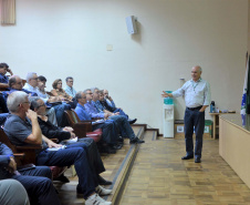  Secretaria de Estado da Agricultura e do Abastecimento apresentou a representantes de sindicatos e entidades do setor a proposta de fusão de suas empresas vinculadas. A reunião realizada nesta segunda-feira (22), em Curitiba, faz parte de uma série de encontros promovidos pela pasta para discutir a proposta de reestruturação e ouvir sugestões do setor. Na foto, o diretor-presidente da Emater, Natalino Avance de Souza. Foto:SEAB