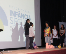Buscar subsídios para programas e projetos da Política de Proteção Integral das Crianças, é o primeiro passo para uma jornada no combate à violência infantil no Paraná, tema que está se sendo abordado no 1º Simpósio Paranaense Intersetorial de Enfrentamento às Violências contra Crianças e Adolescentes, que acontece nesta terça e quarta-feira (23 e 24), no Auditório do Museu Oscar Niemeyer (MON), em Curitiba.  -  Curitiba, 24/04/2019  -  Foto: Divulgação SEJUF