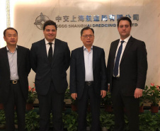 O governador Carlos Massa Ratinho Junior apresentou na quarta-feira (24), em Xangai, os projetos de infraestrutura do Paraná a executivos da China Communication Construction Company (CCCC), grupo empresarial que opera diversos ativos de infraestrutura, incluindo rodovias, ferrovias, metrôs, portos e aeroportos. O governador lidera uma missão internacional ao país asiático que segue até esta sexta-feira (26). Foto: DivulgaçãoANPr